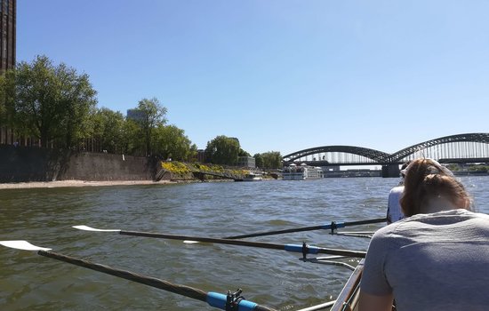 Breitensportmannschaft vor dem Messeturm