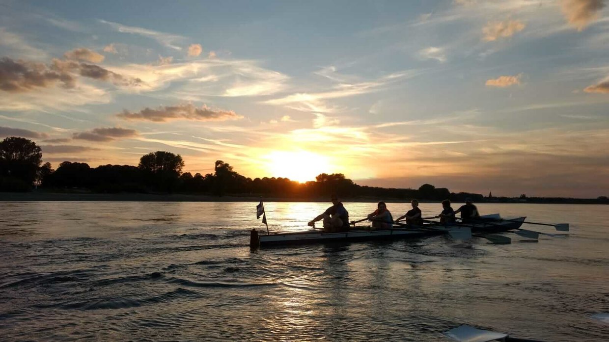 Breitensportmannschaft im Abendlicht vor dem Steg in Stammheim